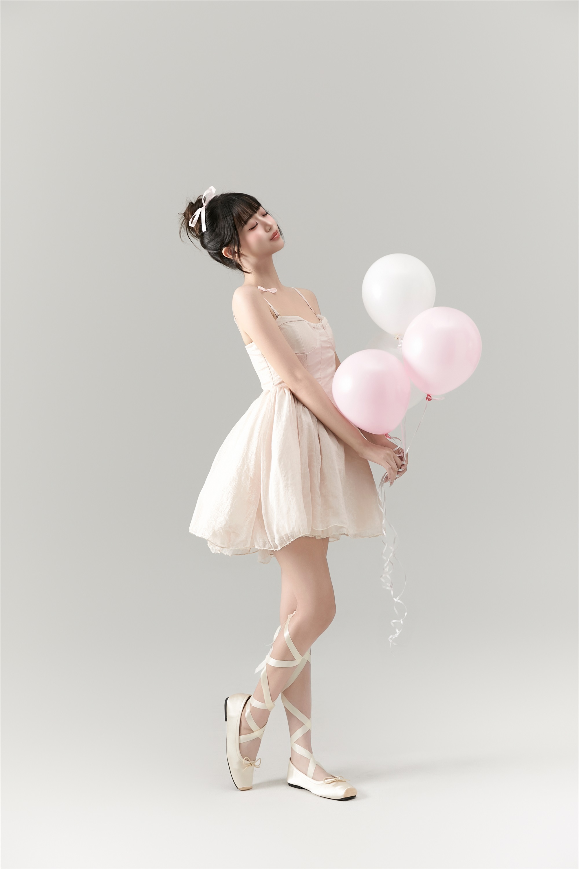 YITUYU艺图语 2025.01.01 芭蕾少女生日写真 菠萝包